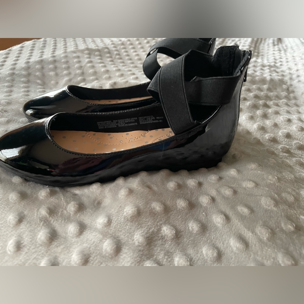 Girls Patten dress Shoes with strap and zipper closure